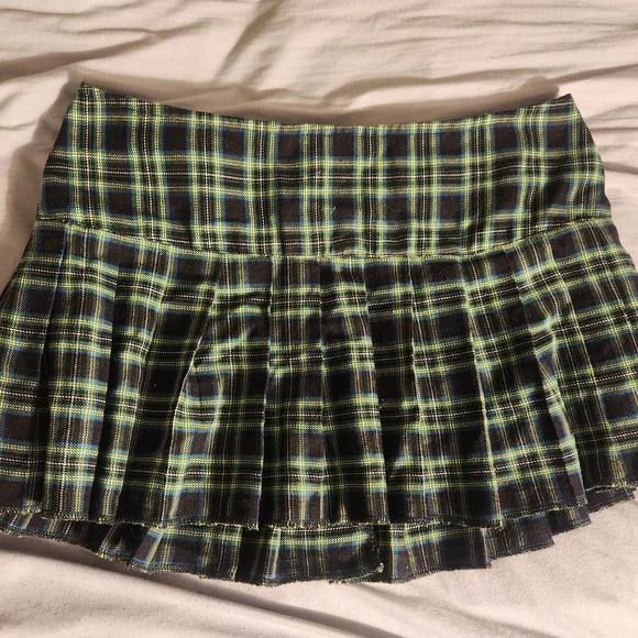 Tripp NYC Black and Green Pleated Mini Skirt - Picture 1 of 3